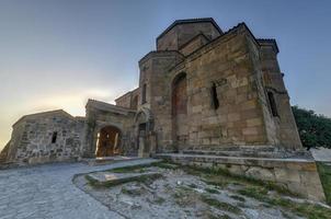 attraversare monastero collocato su il collina vicino il cittadina mtskheta, Georgia. foto