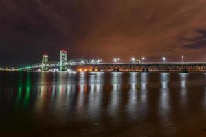 marino parkway-gil hodges memoriale ponte come visto a partire dal rockaway, regine a notte. costruito e ha aperto nel 1937, esso era il il più lungo sollevamento verticale span nel il mondo per automobili. foto