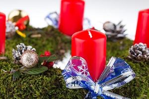 Avvento ghirlanda con candele per il pre Natale tempo foto