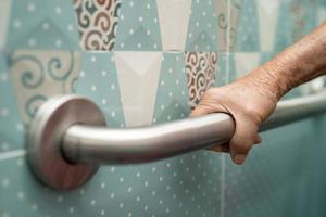 asiatico anziano donna paziente uso gabinetto bagno maniglia sicurezza nel assistenza infermieristica ospedale reparto, salutare forte medico concetto. foto