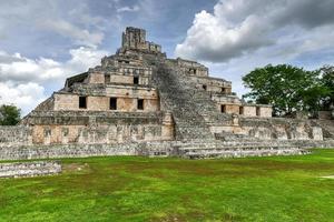 edzna è un' maya archeologico luogo nel il nord di il messicano stato di campeche. edificio di cinque piani. foto