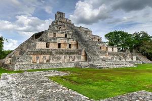 edzna è un' maya archeologico luogo nel il nord di il messicano stato di campeche. edificio di cinque piani. foto