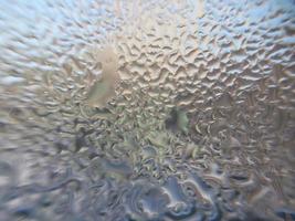finestra coperto con congelato gocce di condensa acqua foto