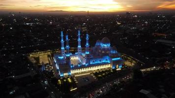 aereo Visualizza di tramonto, sceicco zayed mille dollari moschea nel suracarta, centrale Giava, Indonesia. molto bellissimo e maestoso sembra blu leggero colore. foto