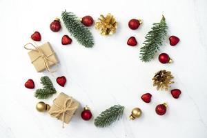 modello per un' lettera o un' Natale invito con oro abete cono foto