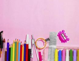 preparatorio Stazionario per indietro per scuola con un' rosa sfondo foto