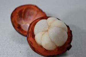 viola mangostano frutta con delizioso nucleo. cancro prevenzione frutta foto