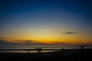 tramonto al di sopra di il mare con colorato cielo foto