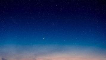 notte cielo natura sfondo con mezzaluna Luna foto