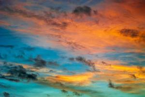 tramonto cielo natura sfondo con vivace nuvole foto