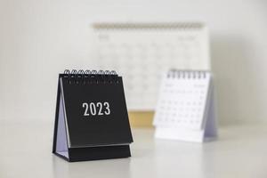 2023 attività commerciale calendario su ufficio tavolo nel nuovo anno giorno. rendere un' opera Piano per il inizio di il anno. concetto di celebrazione, attività commerciale, Natale, nuovo anno. foto