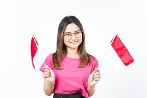 Tenere Indonesia bandiera di bellissimo asiatico donna isolato su bianca sfondo foto