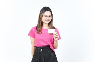 Tenere vuoto banca carta o credito carta di bellissimo asiatico donna isolato su bianca sfondo foto