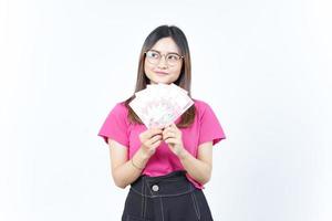 Tenere nuovo 100.000 banca Nota Indonesia rupia di bellissimo asiatico donna isolato su bianca sfondo foto