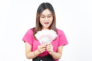 Tenere nuovo 100.000 banca Nota Indonesia rupia di bellissimo asiatico donna isolato su bianca sfondo foto
