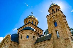 chiesa cristiana croce nell'alta torre del campanile per la preghiera foto