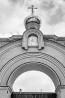 chiesa cristiana croce nell'alta torre del campanile per la preghiera foto