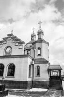 chiesa cristiana croce nell'alta torre del campanile per la preghiera foto