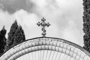 chiesa cristiana croce nell'alta torre del campanile per la preghiera foto