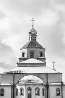 chiesa cristiana croce nell'alta torre del campanile per la preghiera foto