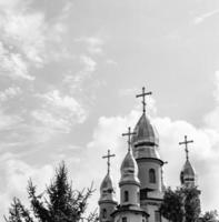 chiesa cristiana croce nell'alta torre del campanile per la preghiera foto