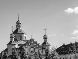 chiesa cristiana croce nell'alta torre del campanile per la preghiera foto