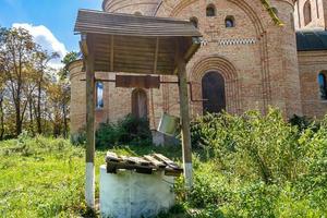 chiesa cristiana croce nell'alta torre del campanile per la preghiera foto