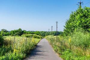 bella strada asfaltata vuota in campagna su sfondo colorato foto