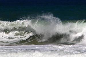 forte vento e tempesta su il mediterraneo mare. foto