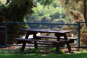 panchina per il riposo nel parco cittadino in riva al mare. foto