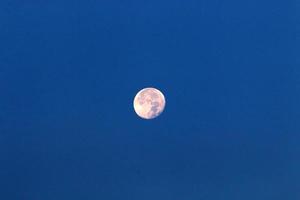 Luna e nuvole nel il cielo al di sopra di il mare foto