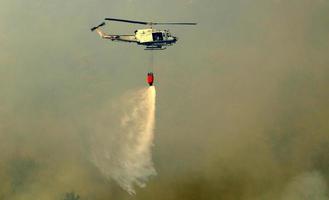 un' elicottero mette su un' foresta fuoco nel il montagne di settentrionale Israele. foto