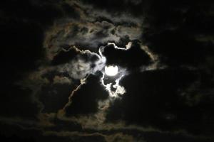 Luna e nuvole nel il cielo al di sopra di il mare foto