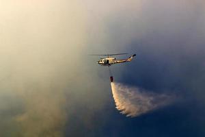 un' elicottero mette su un' foresta fuoco nel il montagne di settentrionale Israele. foto