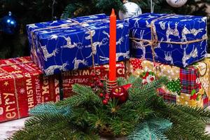Natale ghirlande con quattro candele. mercato di arredamento . molte di Natale decorazione nel negozio. Natale shopping per nuovo anno albero. foto