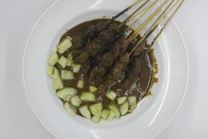 saziare o satay con arachide salsa e cetriolo a partire dal superiore foto