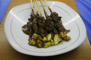 saziare o satay con arachide salsa e cetriolo su un' piatto vicino su foto