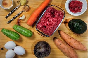 crudo ingredienti. pronto per essere cucinato. ricetta per pollo stufato, europeo cucina, cucinato con un' contorno di funghi, piccolo cipolle e Altro. foto