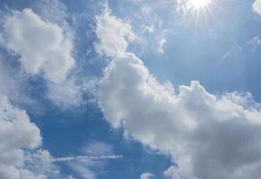 cielo blu nuvola bianca. all'aperto cloudscape bella vista aerea spazio chiaro giorno natura sfondo panoramico. orizzonte luminoso ambiente ad alta aria soffice. sfondo orizzontale della carta da parati dello scenario della luce solare. foto