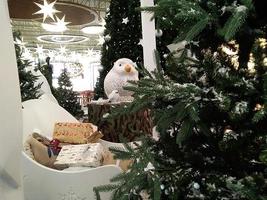 Natale alberi con rosso palla decorazione nel shopping centro commerciale. sfocato sfondo foto
