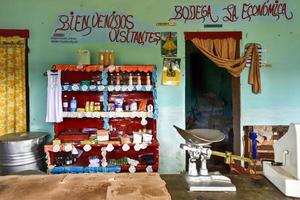 memorizzare con di base prodotti su suo scaffali nel casilda, Cuba, 2022 foto