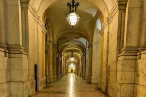 augusta strada trionfale arco nel il commercio quadrato, praca fare comercio o terreiro fare paco a notte nel Lisbona, Portogallo. foto