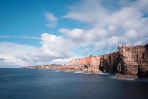 boca fare inferno è un' abisso collocato nel il mare scogliere vicino per il portoghese città di cascais, nel il quartiere di Lisbona. foto