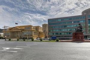 il supremo Tribunale di il repubblica di azerbaijan nel baku, azerbaijan e un' monumento per shah ismail io. foto