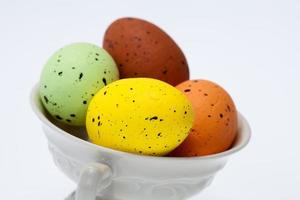 colorato Pasqua uova nel bianca tazza foto