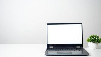 il computer portatile vuoto bianca schermo su il tavolo copia spazio foto