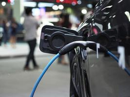 elettrico ricarica veicolo spina nel ricaricare batteria a auto nero colore pulito energia energia per futuro concetto foto