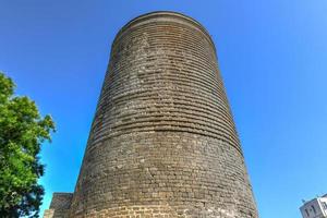 il fanciulla Torre anche conosciuto come GIZ galassi, collocato nel il vecchio città nel baku, azerbaigian. fanciulla Torre era costruito nel il 12 ° secolo come parte di il murato città. foto