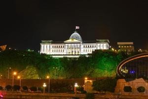 il presidenziale palazzo nel tbilisi, Georgia a notte. esso è il ufficiale residenza di georgiano Presidente nel tbilisi, 2022 foto