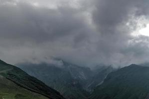 collinoso paesaggio vicino il villaggio di gergeti nel Georgia, sotto montare kazbegi. foto